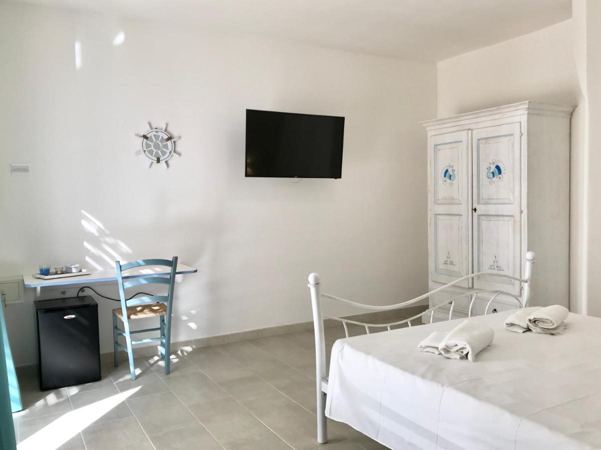 Angolo Mare Apartment&Rooms Porto Pino Esterno foto
