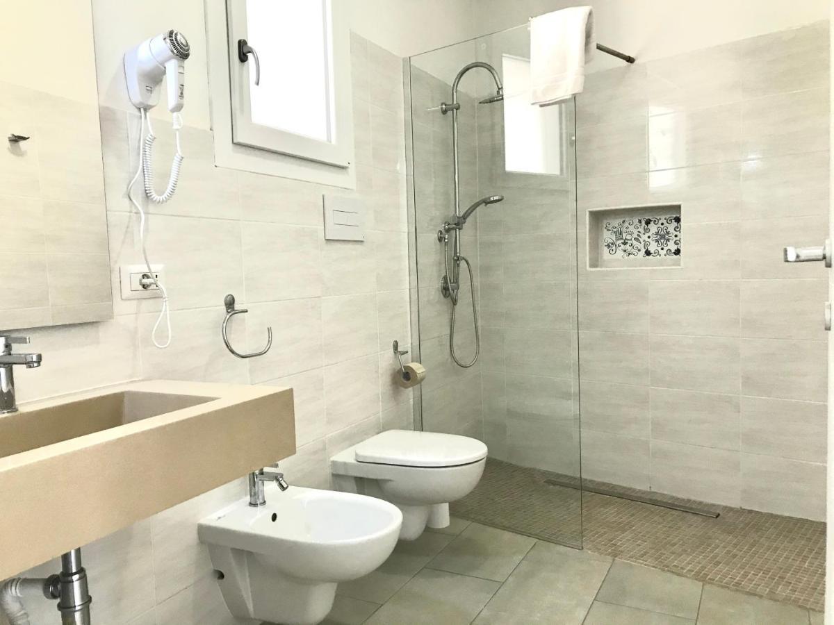 Angolo Mare Apartment&Rooms Porto Pino Esterno foto
