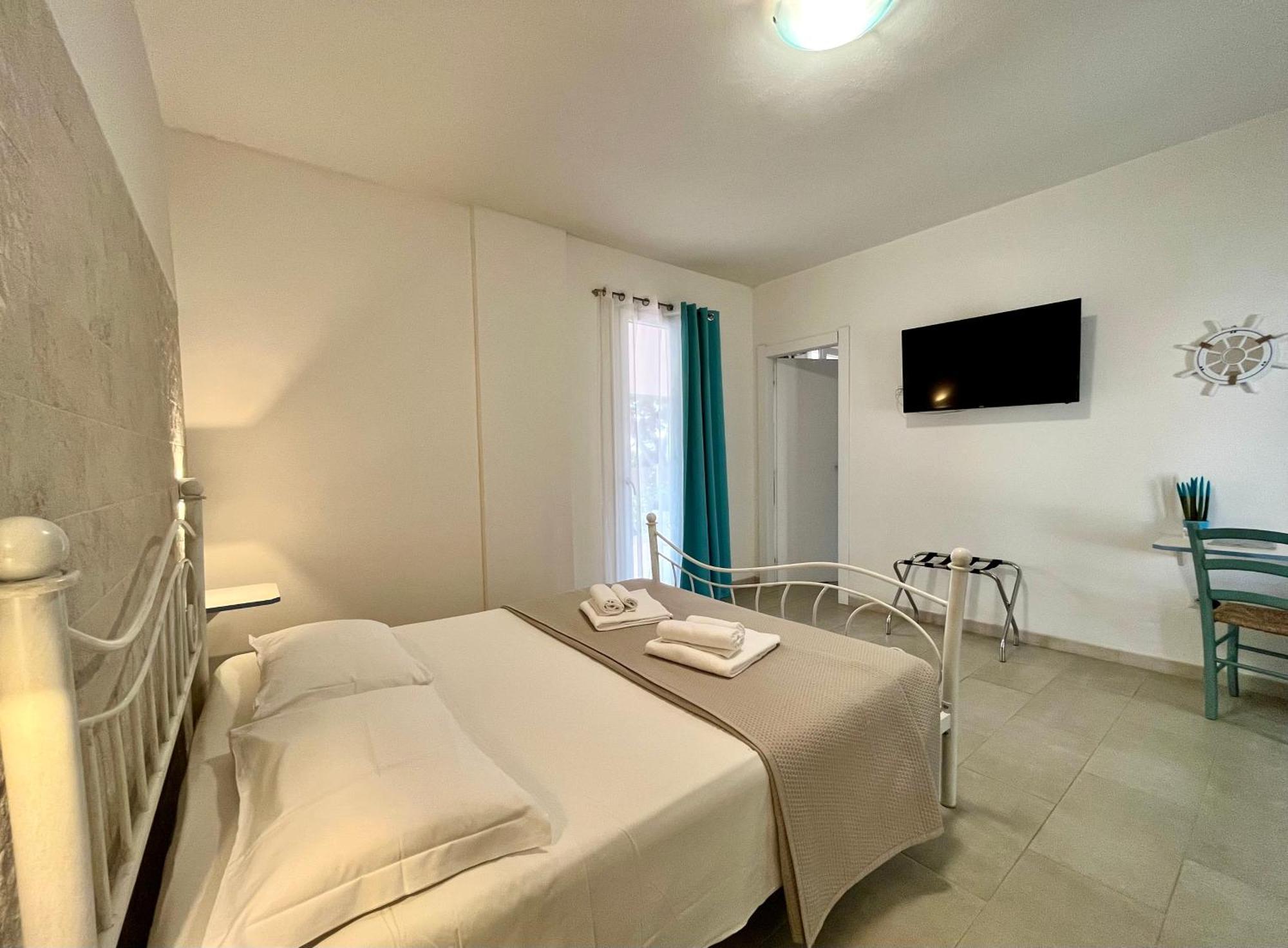 Angolo Mare Apartment&Rooms Porto Pino Esterno foto