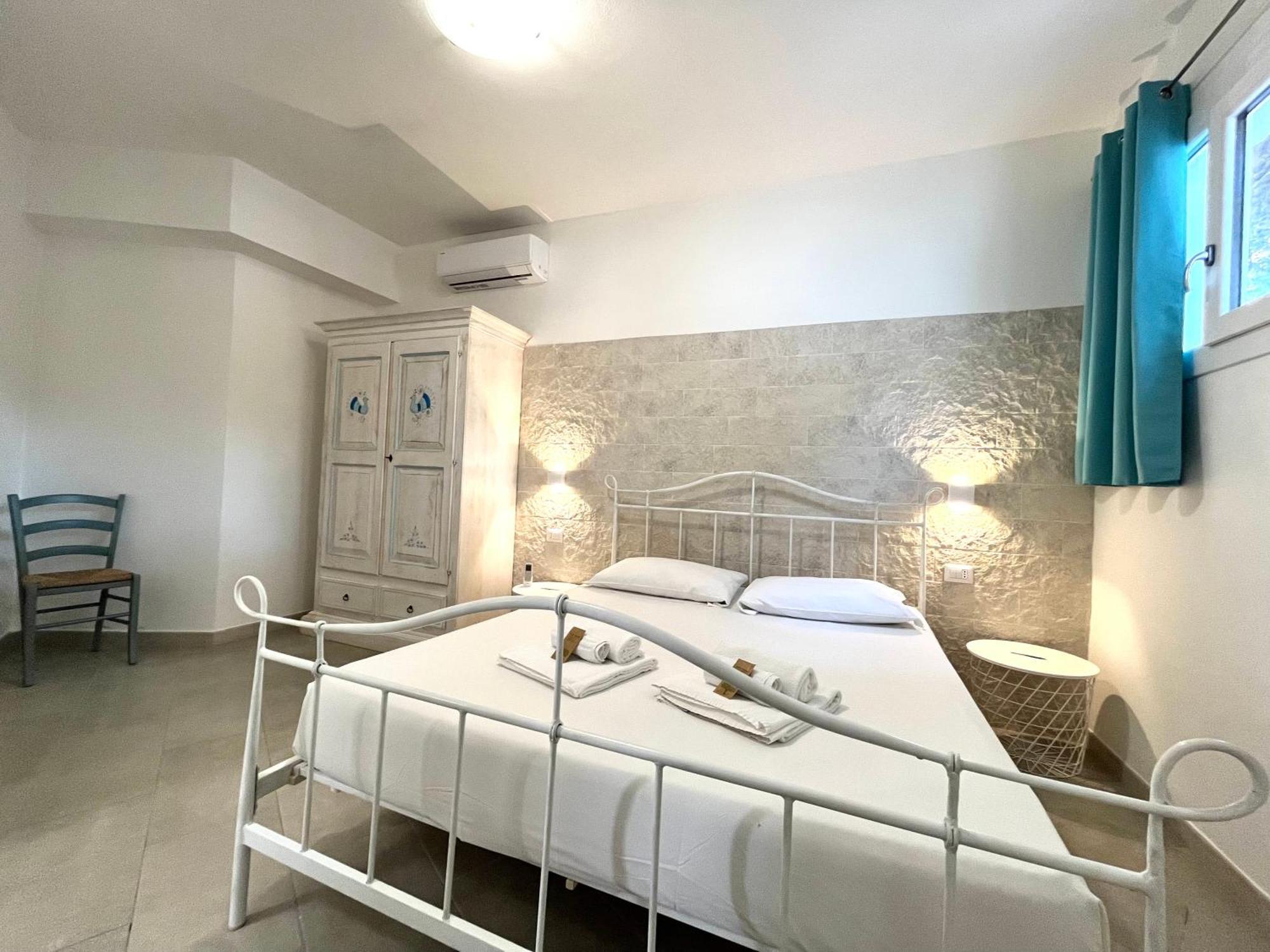 Angolo Mare Apartment&Rooms Porto Pino Esterno foto