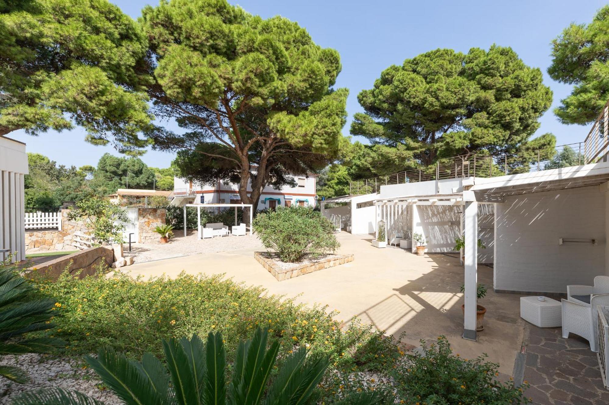 Angolo Mare Apartment&Rooms Porto Pino Esterno foto